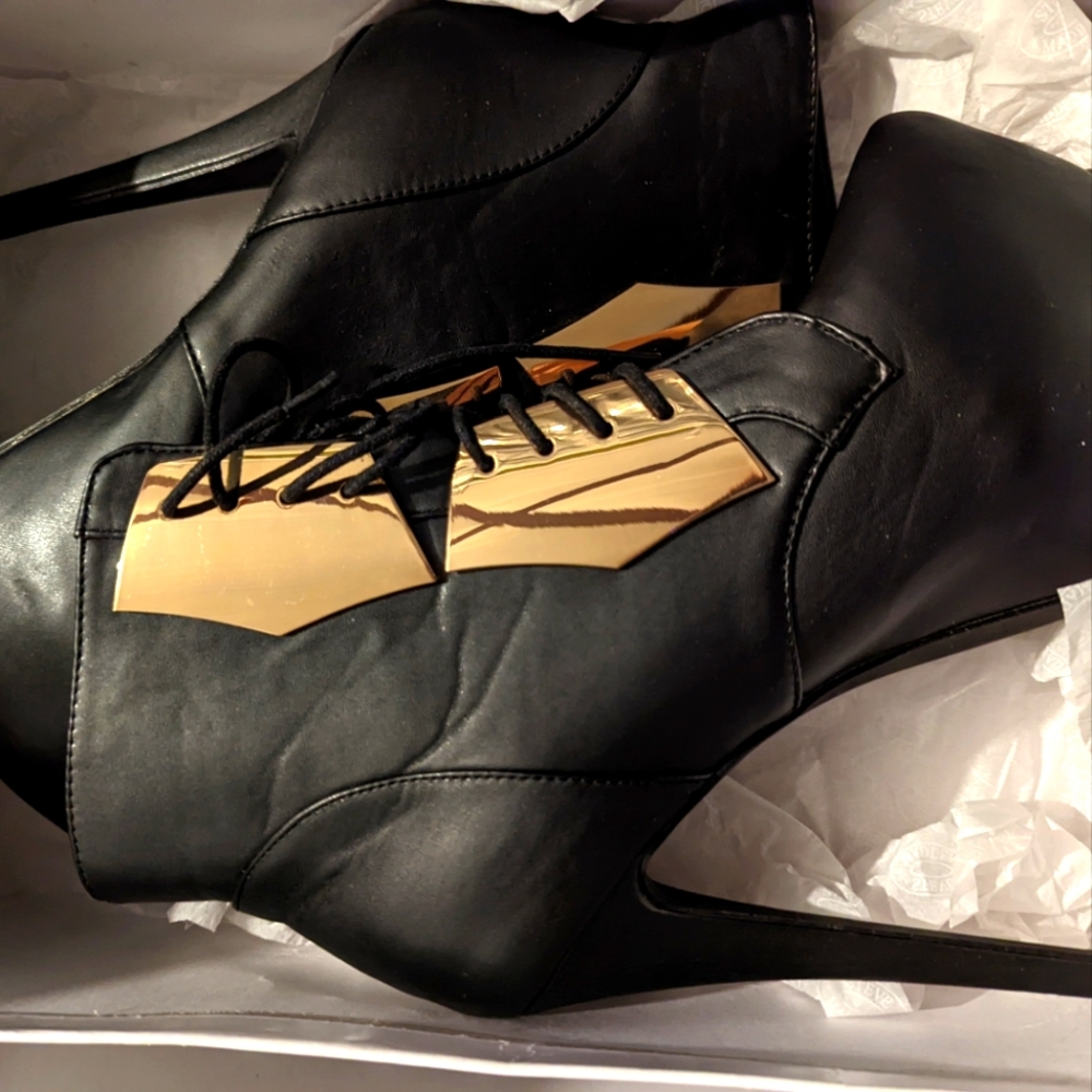 Vannity Steve Madden booties